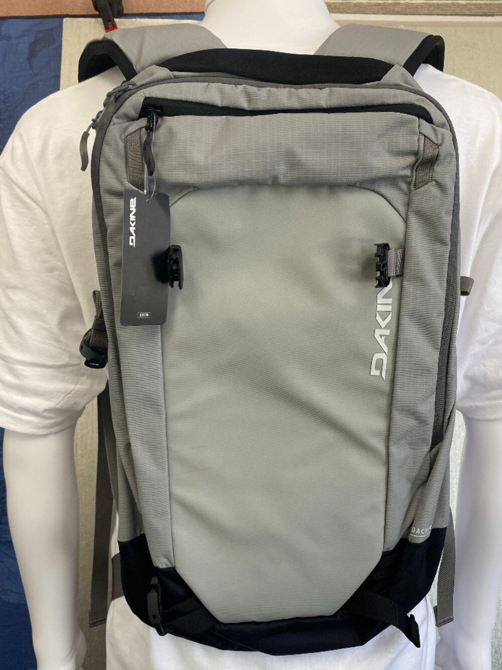 DAKINE POACHER BACKPACK 14L GRIFFIN - Picture 3 of 8